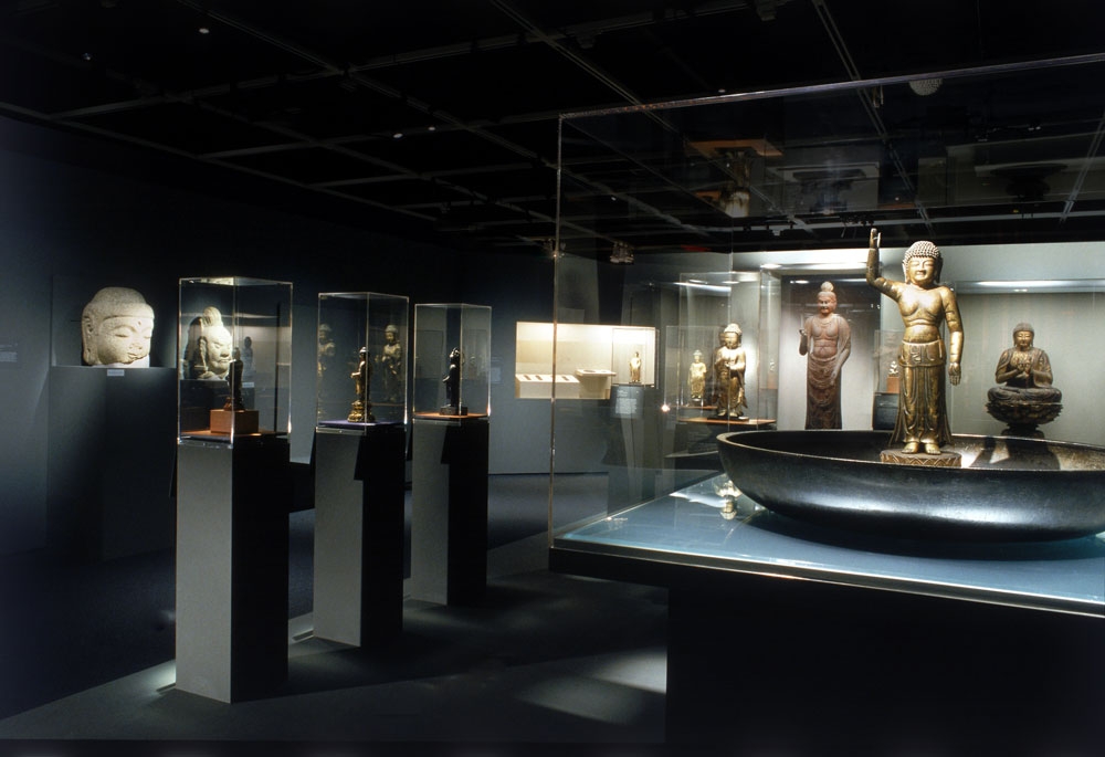 Installation view:&nbsp;Transmitting the Forms of Divinity: Early Buddhist Art from Korea and Japan,&nbsp;Japan Society Gallery, New York, April 9&ndash;June 22, 2003