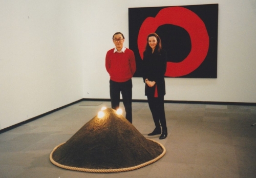Alexandra Munroe with Yoshihara Michio in front of&amp;nbsp;Hill of Sand&amp;nbsp;(1962/94) at&amp;nbsp;Japanese Art after 1945: Scream Against the Sky, Yokohama Museum of Art